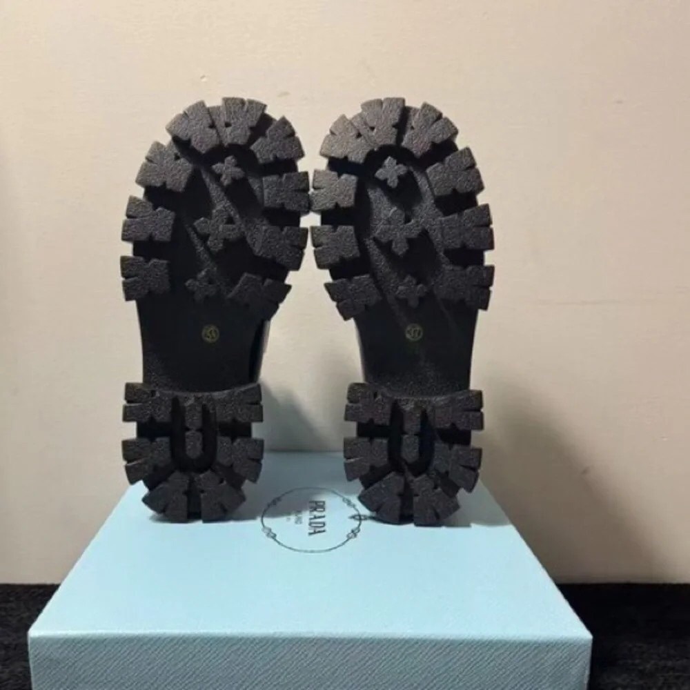 💡💡💡Prada Women Loafers (Black) - Picture 4 of 4